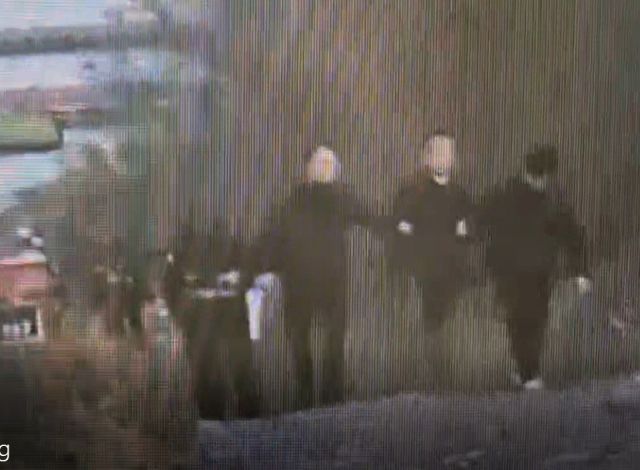 전 연인인 장기 실종 여성을 살해한 혐의로 긴급 체포된 50대 김모씨가 26일 오후 충북 충주호에서 경찰에 실종 여성의 차량을 유기한 지점을 밝힌 뒤 다시 호송되고 있다. 연합뉴스