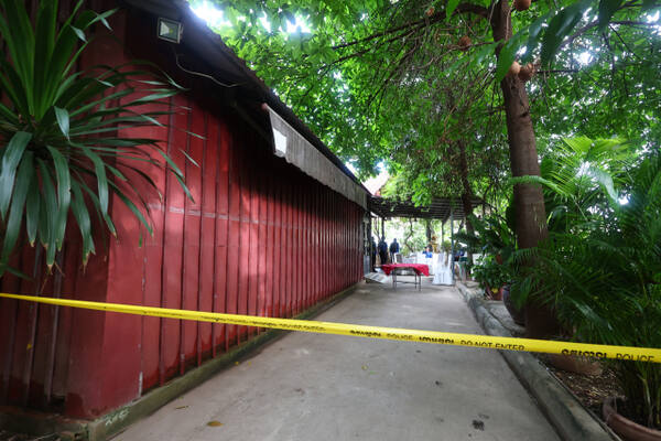 10월20일(현지시간) 캄보디아에서 범죄조직에 납치돼 피살당한 한국인 대학생 박모씨의 공동부검이 열리는 캄보디아 프놈펜 턱틀라사원에 안치실 앞에 폴리스라인이 설치돼 있다. 연합뉴스