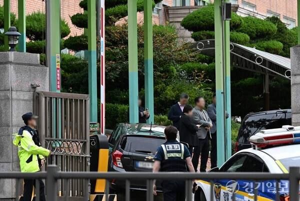 지난 10월13일 오전 인천 대인고등학교 대상 폭발 및 칼부림 협박글이 119안전신고센터 홈페이지에 올라와 경찰 및 학교관계자들이 학교 출입을 통제하고 있다. 경기일보DB