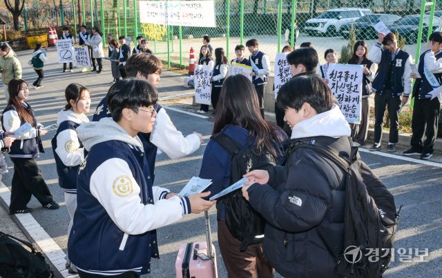 28일 오후 이천시 부발읍 효양고등학교에서 열린 '2025 전동킥보드 안전문화 캠페인'에서 경기도, 겅기도의회, 경기도교통연수원, 이천시 등 유관기관 관계자들과 효양고 학생회 학생들이 하교하는 학생들에게 킥보드 운행관련 리플렛을 배부하고 있다. 이날 진행된 캠페인은 학생들에게 안전한 전동 킥보드 탑승법 및 문화를 알리기 위해 진행됐다. 윤원규기자