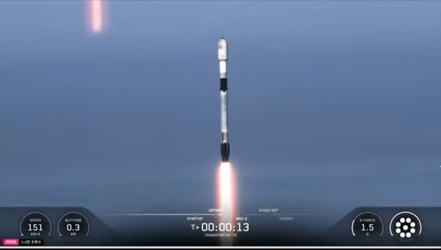 경기기후위성 1호기는 이날 오전 3시44분 미국 캘리포니아 밴덴버그 우주군기지에서 스페이스X의 팰컨9 로켓에 실려 발사되고 있다. 경기도 유튜브 갈무리.