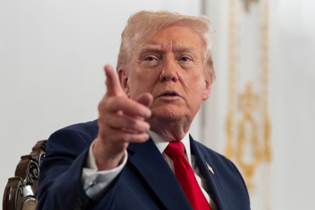 도널드 트럼프 대통령이 추수감사절인 27일(현지시간) 플로리다 팜비치에 있는 마라라고 저택에서 군인들과 화상으로 대화한 후 기자들의 질문에 대답하고 있다. AP=연합뉴스