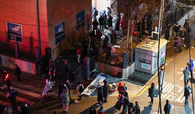 내란 우두머리 혐의를 받는 윤석열 대통령의 구속영장이 발부된 지난 1월19일 오전 서울 마포구 서울서부지방법원 후문에서 윤 대통령 지지자들이 경내로 진입하고 있다. 연합뉴스