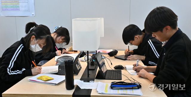수능 D-10, 공부에 집중하는 동탄고 수험생들 [포토뉴스]