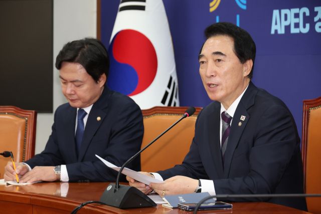 더불어민주당 박수현 수석대변인이 2일 서울 여의도 국회에서 기자간담회를 하고 있다. 연합뉴스