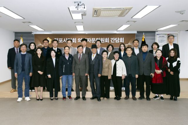 김포시의회 의원들과 의정자문위원들이 간담회에 앞서 기념사진을 촬영하고 있다. 김포시의회 제공