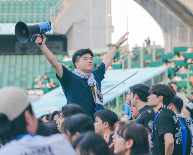 배상현 인천 유나이티드 서포터즈 파랑검정(BlueBlack) 콜리더가 열정적으로 응원을 하고 있다. 본인 제공.
