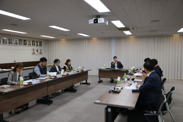 안산시의회 최찬규 의원이 시민들이 이용하는 공공시설물에 대한 이동 및 접근권을 높이고 불편 없는 생활환경 조성을 위한 조례 제정을 앞두고 실무부서의 의견을 청취하고 있다. 시의회 제공