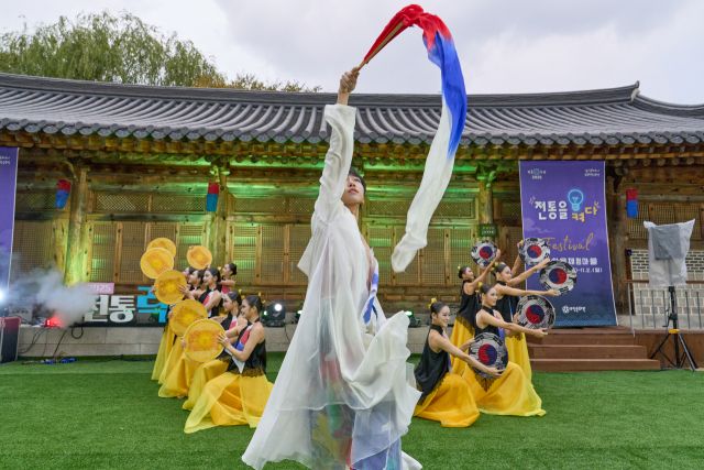 부천문화원이 주최한 ‘전통樂부천2025’가 지난달 31일부터 2일까지 3일간 부천한옥체험마을 일대에서 진행됐다. 부천문화원 제공