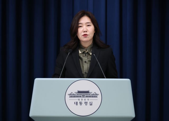 강유정 대변인이 3일 용산 대통령실 기자회견장에서 경제사회노동위원회 위원장 등 인사 관련 브리핑을 하고 있다. 연합뉴스