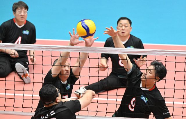 제45회 전국장애인체육대회서 경기도 좌식배구 남자팀이 경기에 임하고 있다. 대한장애인체육회 제공