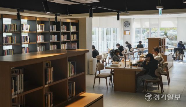 화성특례시 일대 최대 규모 공공 도서관인 화성동탄중앙도서관이 3일 정식 개관 했다. 복합문화공간을 지향하는 화성동탄중앙도서관은 실시간 스트리밍 서비스, 실감형 디지털 북 등 첨단 기술을 도입하고 25만권 이상의 장서를 갖췄다. 사진은 일반자료실 모습. 홍기웅기자