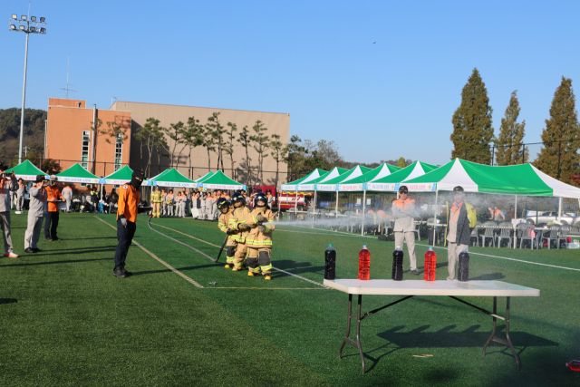 1일 비봉체육공원에서 진행된 2025년 화성 의용소방대 소방기술경연대회에서 의용소방대원들이 화재진압 시연을 하고 있다. 화성소방서 제공