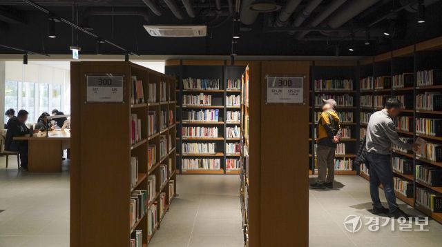 화성특례시 일대 최대 규모 공공 도서관인 화성동탄중앙도서관이 3일 정식 개관 했다. 복합문화공간을 지향하는 화성동탄중앙도서관은 실시간 스트리밍 서비스, 실감형 디지털 북 등 첨단 기술을 도입하고 25만권 이상의 장서를 갖췄다. 사진은 일반자료실 모습. 홍기웅기자