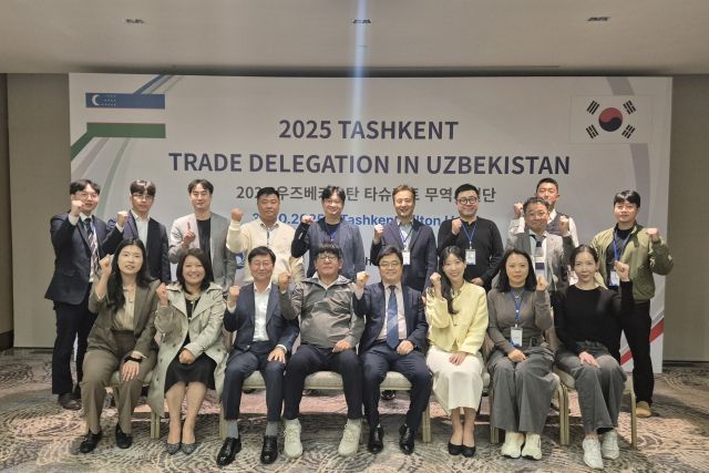 최근 우즈베키스탄 다슈켄트에서 열린 무역사절단 파견 행사에서 참가자들이 기념촬영을 하고 있다. 인천상의 제공