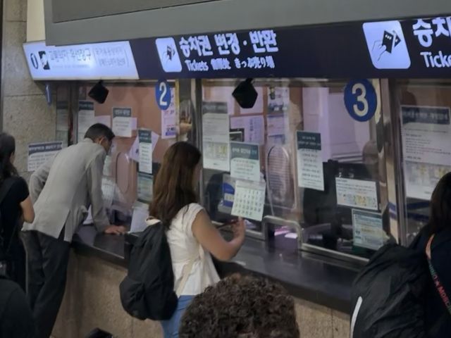 승차권을 구매하는 사람들. 경기일보DB