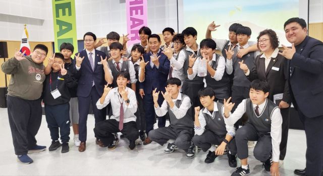 포천시4-H경진대회가 포천비즈니스센터에서 ‘당신의 성장과 함께’라는 주제로 열려 다양한 경진대회와 체험 프로그램이 진행됐다. 백영현 포천시장과 임종훈 포천시의회 의장, 조진숙 시의원이 참가자들과 기념촬영을 하고 있다. 포천시 제공