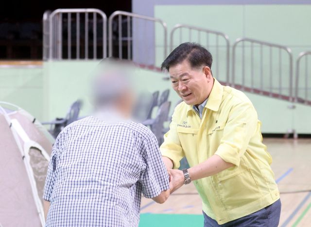 박승원 광명시장이 소하동 아파트 화재사고 임시대피소(광명시민체육관)를 찾아 이재민들을 위로하고 있다. 광명시 제공