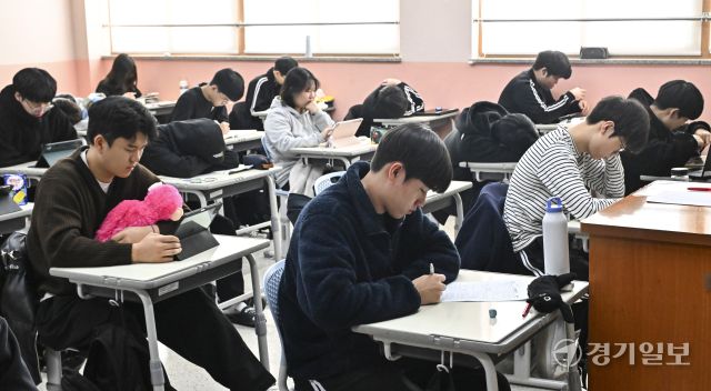 수능 D-10, 공부에 집중하는 동탄고 수험생들 [포토뉴스]