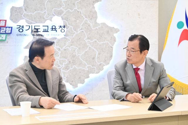 이현재 하남시장(오른쪽)이 경기도교육청을 방문해 임태희 경기도교육감에게 하남교육지원청 신설을 건의하고 있다. 하남시 제공