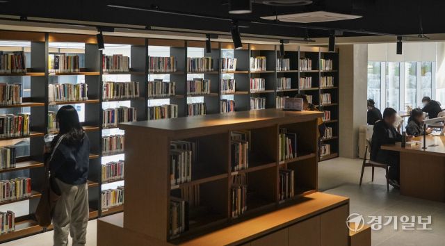 화성특례시 일대 최대 규모 공공 도서관인 화성동탄중앙도서관이 3일 정식 개관 했다. 복합문화공간을 지향하는 화성동탄중앙도서관은 실시간 스트리밍 서비스, 실감형 디지털 북 등 첨단 기술을 도입하고 25만권 이상의 장서를 갖췄다. 사진은 일반자료실 모습. 홍기웅기자
