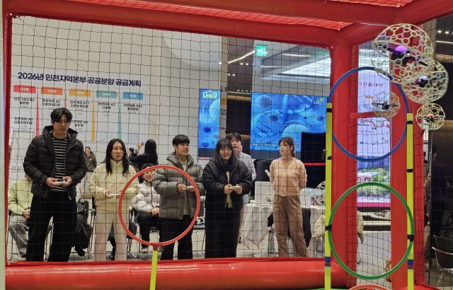 지난 29일 인천 서구 부천대장 주택전시관에서 열린 문화행사에서 주민들이 드론축구교실에 참여하고 있다. LH 인천본부 제공