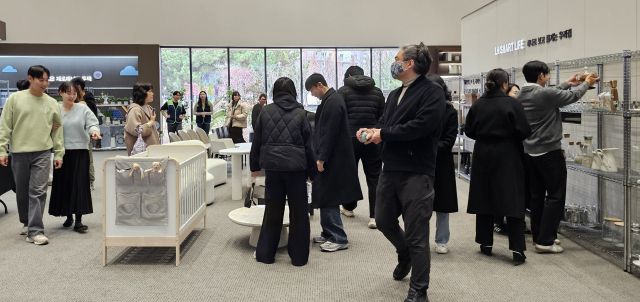 지난 29일 인천 서구 부천대장 주택전시관에서 열린 폴리마켓에 부천대장A7・A8 블록(BL) 아파트의 입주예정자와 주민들이 전시소품을 둘러보고 있다. LH 인천본부 제공