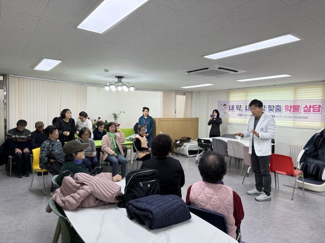 의왕시오전동주민센터에서 개최된 ‘전문약사와 함께하는 1대1 맞춤형 약물 상담’에서 의왕시 약사회장인 이정근 약사로부터 설명을 듣고 있다. 의왕시 제공