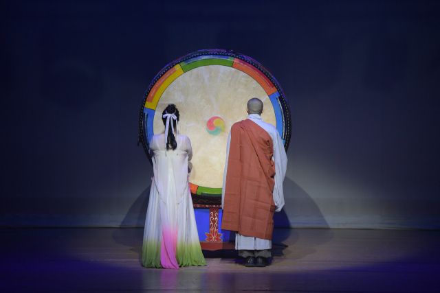 김혜진 대표와 스님이 법고를 연주하고 있다. (사)전통국악예술교육협회 제공