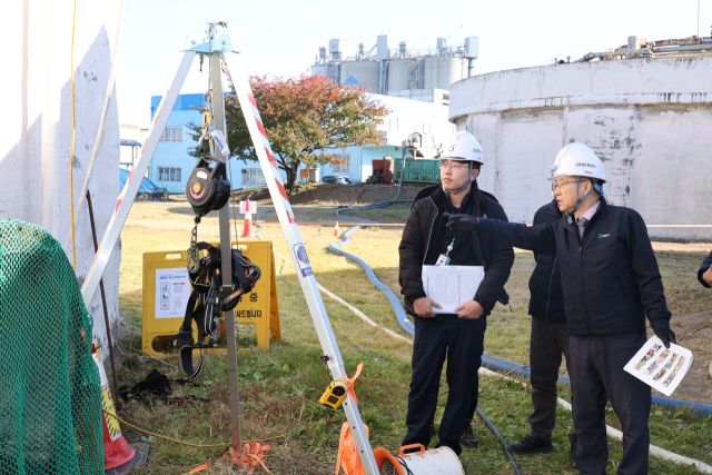 김성훈 인천환경공단 인사장이 최근 가좌사업소에 있는 소화조 준설공사 사전 점검을 하고 있다. 인천환경공단 제공
