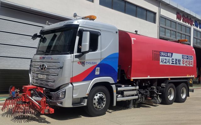 한국도로공사가 개발한 올인원(All-in-One] 도로청소차. 한국도로공사 서울경기본부 제공