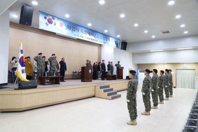 지난 3일 제51보병사단 비봉여단에서 실시된 특전예비군중대 창설식에서 군관계자 및 참석자들이 거수경례를 하고 있다. 제51보병사단 제공