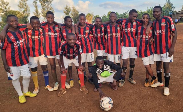 수원FC가 르완다 청소년들에게 축구용품 기증을 진행했다. 수원FC 제공