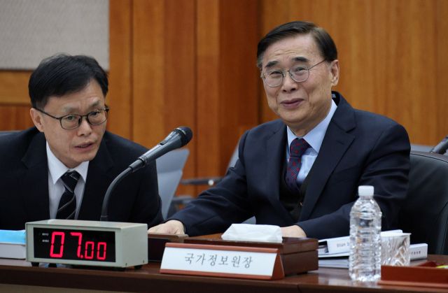 이종석 국가정보원장과 이동수 1차장이 4일 서울 서초구 국가정보원에서 열린 2025년도 국정감사에 앞서 대화하고 있다. 연합뉴스