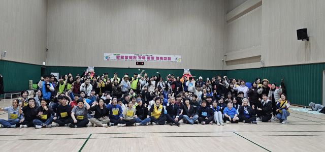 ‘2025 발달장애인 가족 힐링 체육대회’ 참가자들이 기념 사진을 찍고 있다. 계양스포츠클럽 제공