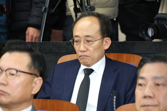 국민의힘 추경호 의원이 4일 서울 여의도 국회에서 열린 의원총회에 참석해 장동혁 대표의 발언을 듣고 있다. 연합뉴스