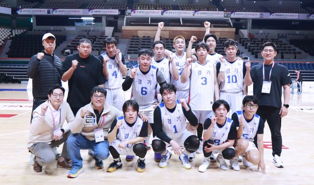 경기도 장애인 농구 대표팀이 4일 제45회 전국장애인체육대회 남자 지적농구 IDD(동호인부)서 우승을 차지한 뒤 기념촬영을 하고 있다. 대한장애인체육회 제공