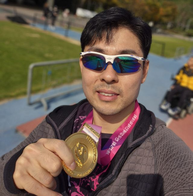 4일 부산아시아드주경기장에서 육상필드 남자 창던지기 F37(선수부)에서 금메달을 획득한 김종민(인천)이 기념 사진을 찍고 있다. 본인 제공