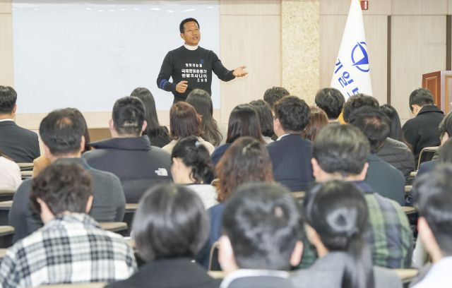 국제환경운동가 조승환 씨가 4일 오전 경기일보 본사에서 ‘나를 단단하게 만드는 시간, 내안의 힘을 깨우다’를 주제로 강연을 하고 있다. 홍기웅기자
