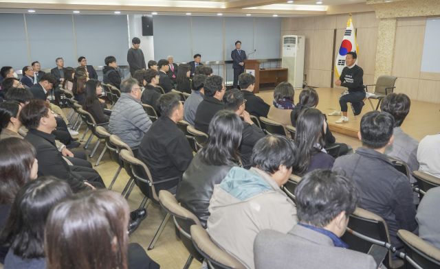 국제환경운동가 조승환 씨가 4일 오전 경기일보 본사에서 강연 중 스쿼트 시범을 보이고 있다. 홍기웅기자