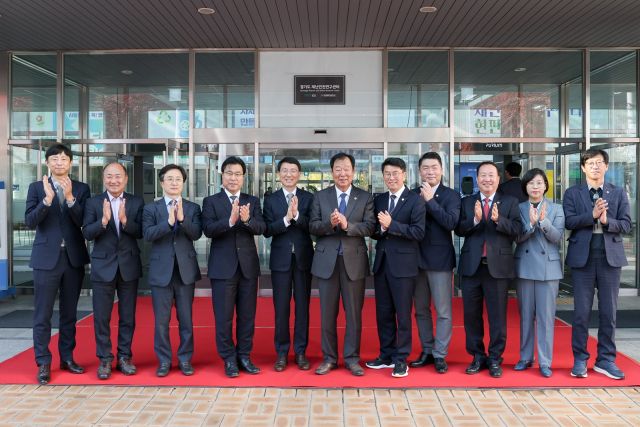 4일 수원시 영통구 차세대융합기술연구원에서 개최된 경기도 재난안전연구센터 현판식에서 김성중 경기도 행정1부지사, 임상오 경기도의회 안전행정위원장(국민의힘·동두천2), 김연상 차세대융합기술연구원장 등이 기념사진을 촬영하고 있다. 경기도 제공