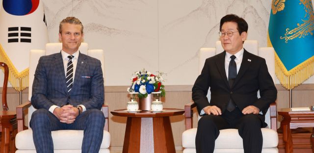 이재명 대통령이 4일 용산 대통령실에서 피트 헤그세스 미 국방부(전쟁부) 장관을 접견하고 있다. 연합뉴스