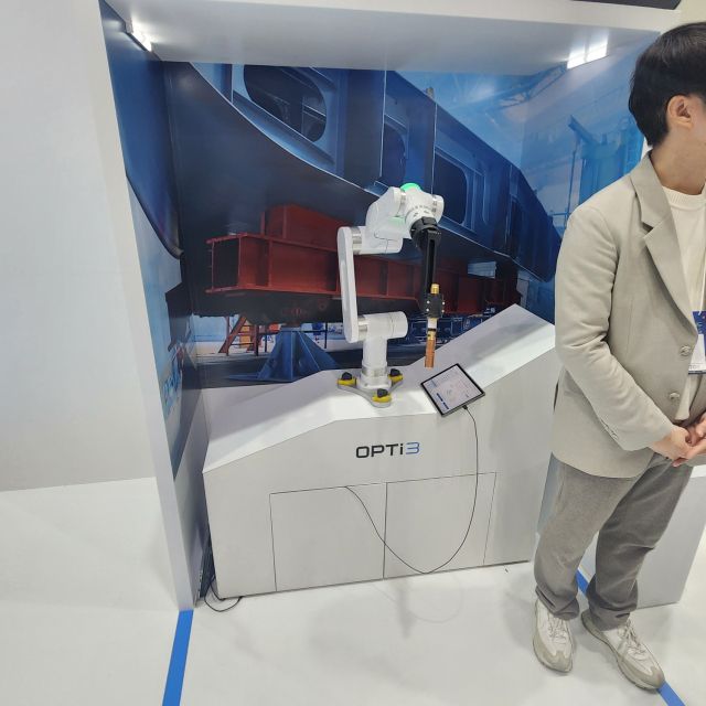 뉴로메카의 손잡이가 달린 용접용 로봇 옵티3. 한양경제 하재인