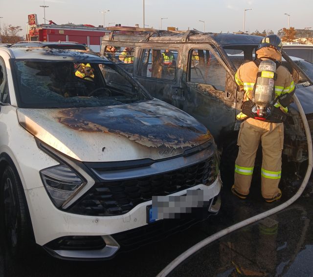 5일 오후 4시29분께 인천 중구 인천국제공항 제2터미널 장기주차장에서 챠랑이 불에 타 소방대원들이 진화에 나서고 있다. 인천소방본부 제공