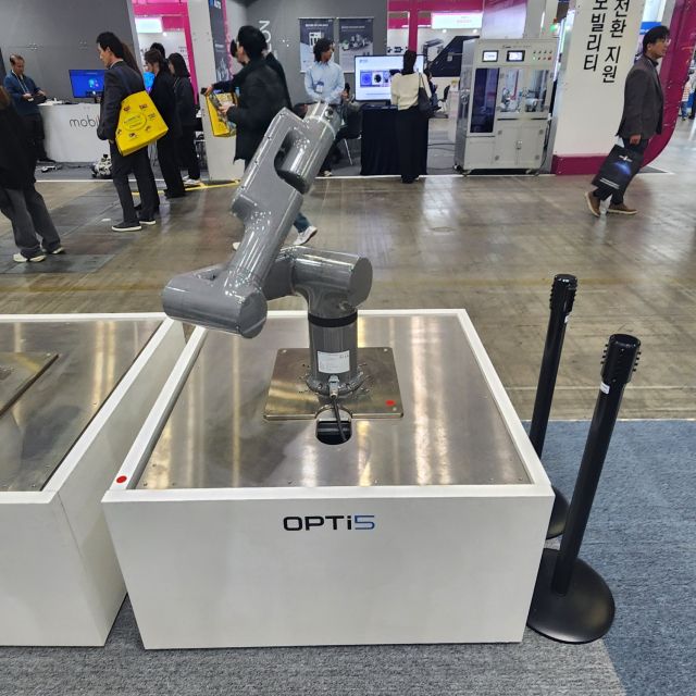 뉴로메카 용접용 로봇 옵티5. 한양경제 하재인