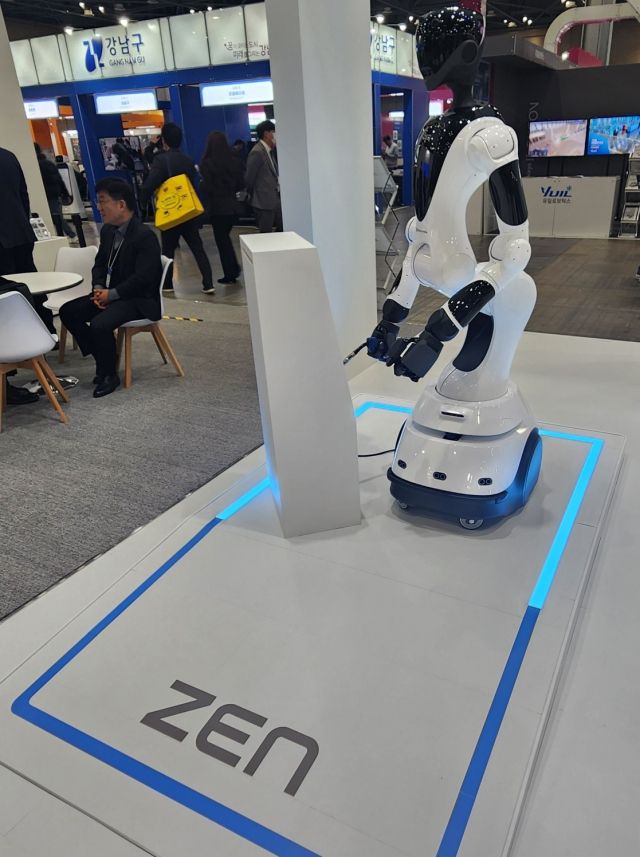 뉴로메카의 휴머노이드 젠이 용접기를 들고 용접 작업을 하는 모습을 보이고 있다. 한양경제 하재인