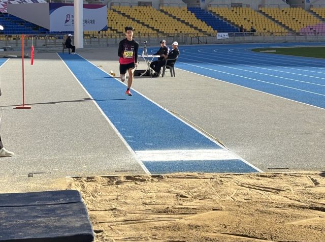 제45회 전국장애인체육대회에서 3관왕에 오른 신우진(인천)이 멀리뛰기를 하고 있다. 인천시장애인체육회 제공