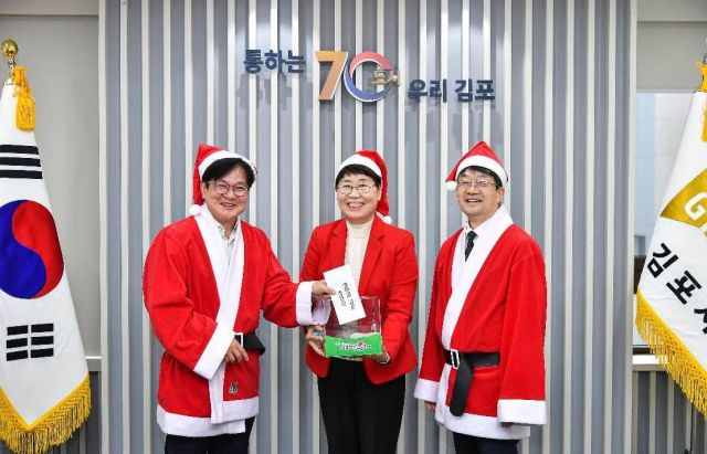 김병수 김포시장(왼쪽)이 ‘2025 산타릴레이’에 후원금을 기탁하고 있다. 김포아이사랑센터 제공