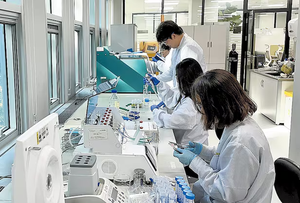 ▲한미약품 제제(製劑) 연구소에서 연구원들이 다양한 작업을 하고 있다. 한미약품