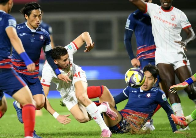 K리그2 부천FC가 오는 9일 김포와 38라운드 원정 경기서 승리해 ‘3위 굳히기’에 나서겠다는 각오다. 부천 제공